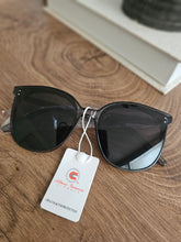Load image into Gallery viewer, OVERSIZED BUTTERFLY GRADIENT SUNGLASSES
