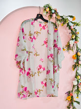 Load image into Gallery viewer, REG. &amp; PLUS FLORAL PRINT KIMONO TOP
