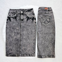 Load image into Gallery viewer, REG. &amp; PLUS BLACK SNOW MIDI DENIM SKIRT
