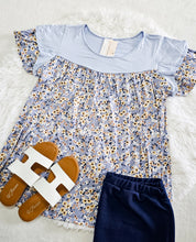 Load image into Gallery viewer, BLUE FLORAL PRINT TOP
