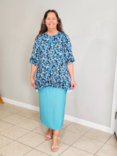 Load image into Gallery viewer, REG. &amp; PLUS TEAL FLORAL TUNIC TOP
