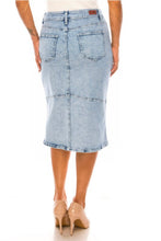 Load image into Gallery viewer, REG. &amp; PLUS SNOW WASH VERITCAL SEAM MIDI DENIM SKIRT

